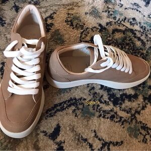 Women’s shoes size 9, new